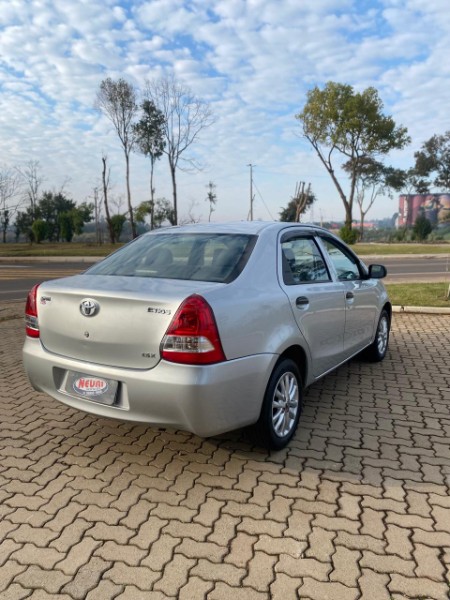 TOYOTA ETIOS 1.5 X SEDAN 16V FLEX 4P MANUAL 2013/2013 NEURI VEÍCULOS LAJEADO / Carros no Vale