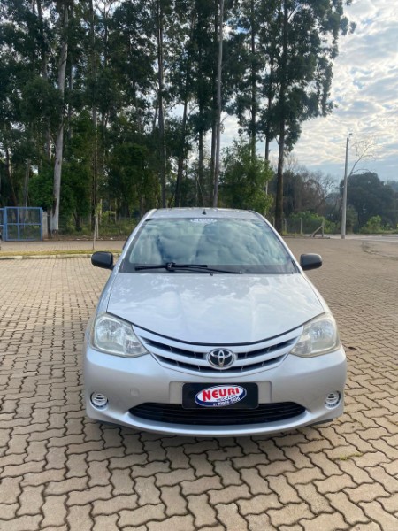 TOYOTA ETIOS 1.5 X SEDAN 16V FLEX 4P MANUAL 2013/2013 NEURI VEÍCULOS LAJEADO / Carros no Vale
