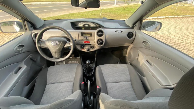 TOYOTA ETIOS 1.5 X SEDAN 16V FLEX 4P MANUAL 2013/2013 NEURI VEÍCULOS LAJEADO / Carros no Vale
