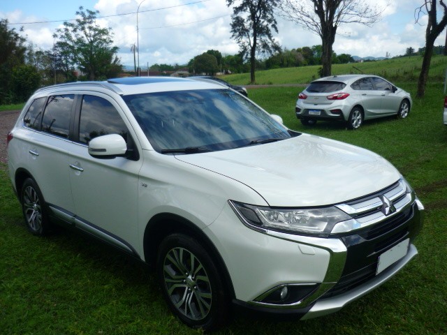 MITSUBISHI OUTLANDER 3.0 GT 4X4 V6 24V GASOLINA 4P AUTOMÁTICO 2016/2017 PREMIUM AUTOMÓVEIS ARROIO DO MEIO / Carros no Vale