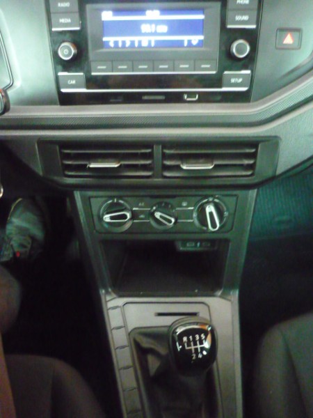 VOLKSWAGEN POLO 1.0 MPI TRACK MANUAL 2023/2024 PREMIUM AUTOMÓVEIS ARROIO DO MEIO / Carros no Vale