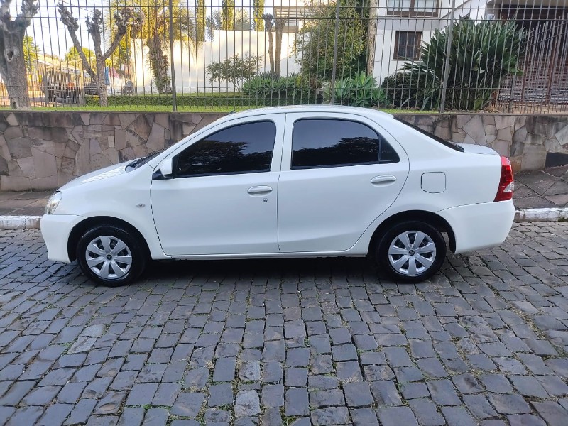 TOYOTA ETIOS SEDAN X 1.5 - 2015