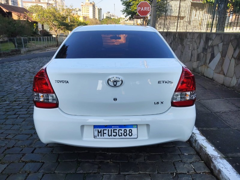 TOYOTA ETIOS SEDAN X 1.5 - 2015