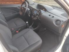 TOYOTA ETIOS SEDAN X 1.5 2014/2015 ALTERNATIVA VEÍCULOS LAJEADO / Carros no Vale