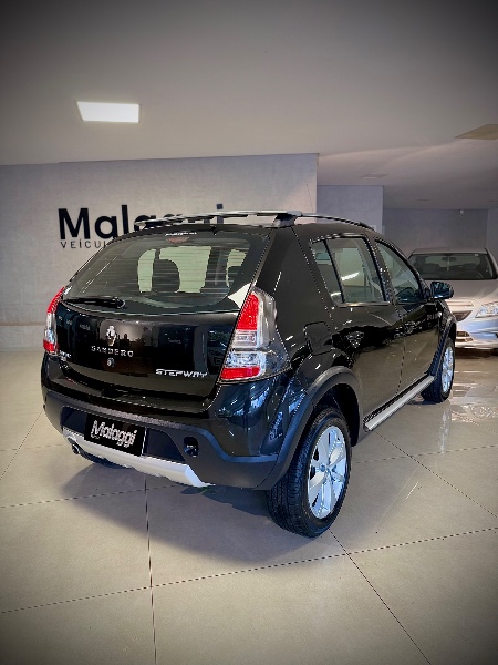 RENAULT SANDERO 1.6 16V SCE FLEX STEPWAY 4P MANUAL 2013/2014 MALAGGI VEÍCULOS ENCANTADO / Carros no Vale