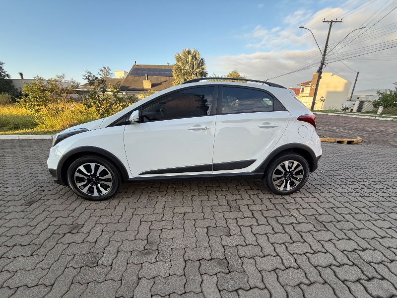 HYUNDAI HB20X 1.6 16V STYLE FLEX 4P AUTOMÁTICO 2017/2017 ELY AUTOMÓVEIS LAJEADO / Carros no Vale