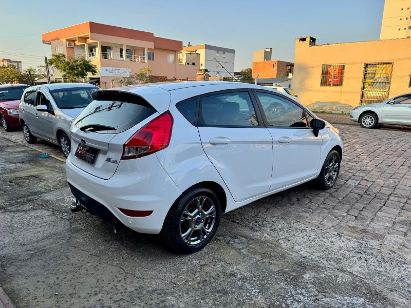 FORD NEW FIESTA 1.6 SE HATCH 16V FLEX 4P POWERSHIFT 2015/2016 AR MULTIMARCAS VENÂNCIO AIRES / Carros no Vale