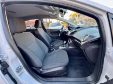 FORD NEW FIESTA 1.6 SE HATCH 16V FLEX 4P POWERSHIFT 2015/2016 AR MULTIMARCAS VENÂNCIO AIRES / Carros no Vale