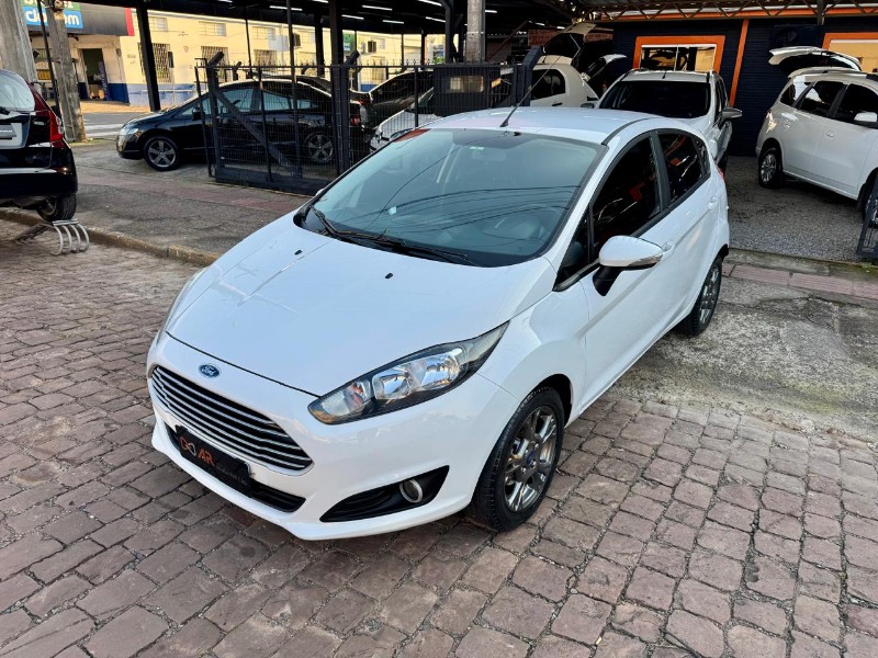 FORD NEW FIESTA 1.6 SE HATCH 16V FLEX 4P POWERSHIFT 2015/2016 AR MULTIMARCAS VENÂNCIO AIRES / Carros no Vale