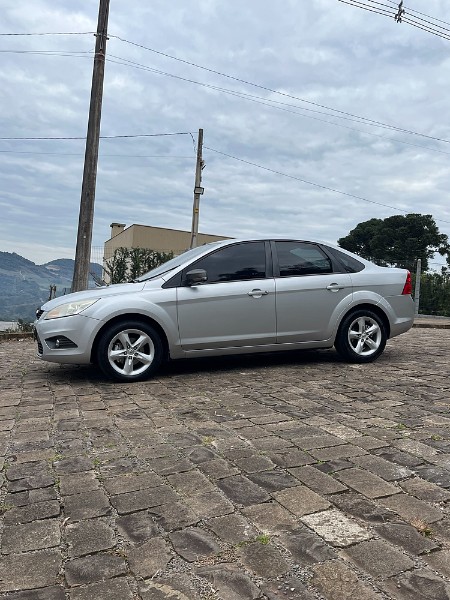 FORD FOCUS SEDAN 2.0 GLX SEDAN 16V FLEX 4P MANUAL 2010/2010 BOSCO AUTOMÓVEIS GUAPORÉ / Carros no Vale