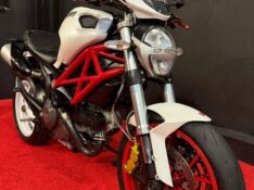 DUCATI MONSTER 796 /2013 EXCLUSIVO VEÍCULOS SANTA CRUZ DO SUL / Carros no Vale