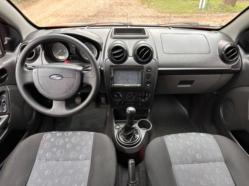FORD FIESTA 1.0 2014/2014 MENEGHINI VEÍCULOS ARROIO DO MEIO / Carros no Vale