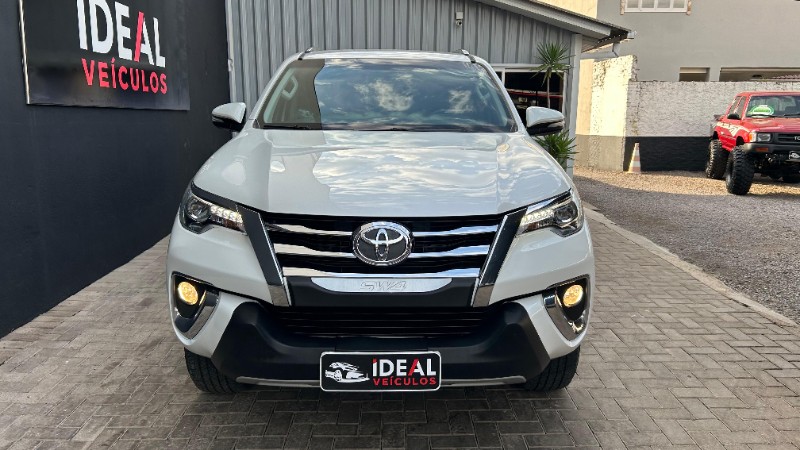 TOYOTA SW4 SRX 2.8 TURBO /2017 IDEAL VEÍCULOS LAJEADO / Carros no Vale