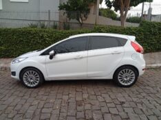 FORD NEW FIESTA TITANIUM 2015/2016 ALTERNATIVA VEÍCULOS LAJEADO / Carros no Vale