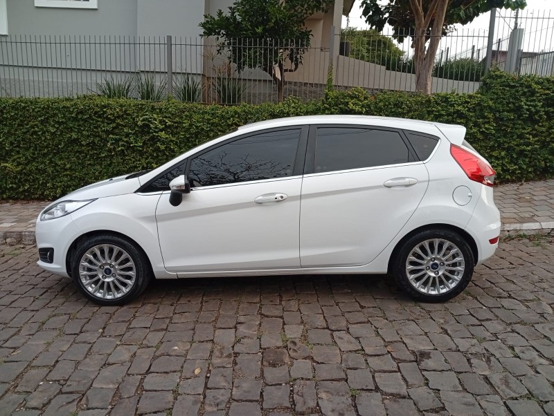 FORD NEW FIESTA TITANIUM 2015/2016 ALTERNATIVA VEÍCULOS LAJEADO / Carros no Vale
