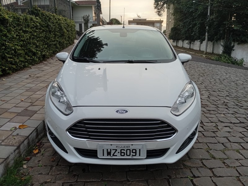 FORD NEW FIESTA TITANIUM 2015/2016 ALTERNATIVA VEÍCULOS LAJEADO / Carros no Vale