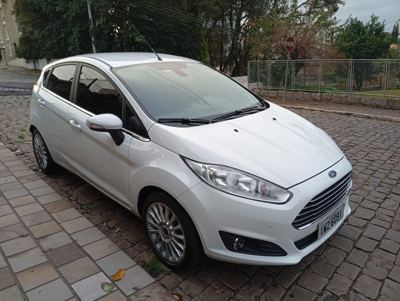 FORD NEW FIESTA TITANIUM 2015/2016 ALTERNATIVA VEÍCULOS LAJEADO / Carros no Vale