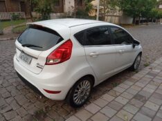FORD NEW FIESTA TITANIUM 2015/2016 ALTERNATIVA VEÍCULOS LAJEADO / Carros no Vale