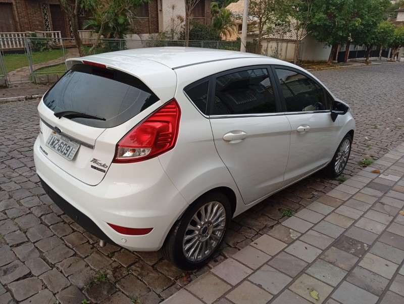 FORD NEW FIESTA TITANIUM 2015/2016 ALTERNATIVA VEÍCULOS LAJEADO / Carros no Vale