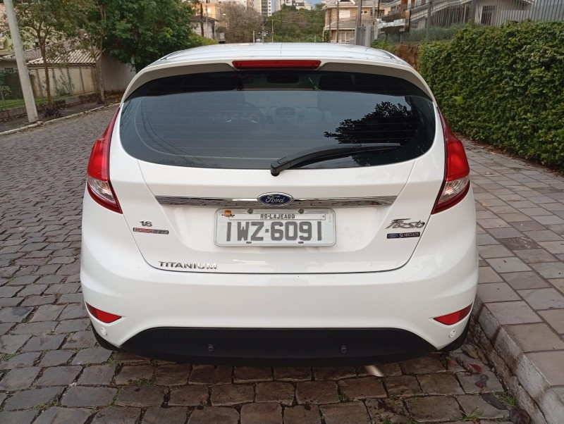 FORD NEW FIESTA TITANIUM 2015/2016 ALTERNATIVA VEÍCULOS LAJEADO / Carros no Vale