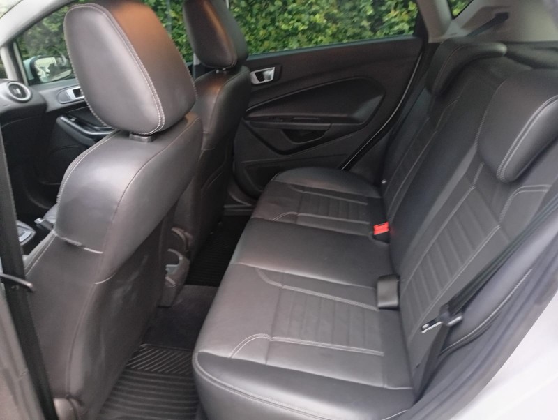 FORD NEW FIESTA TITANIUM 2015/2016 ALTERNATIVA VEÍCULOS LAJEADO / Carros no Vale
