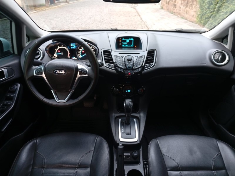 FORD NEW FIESTA TITANIUM 2015/2016 ALTERNATIVA VEÍCULOS LAJEADO / Carros no Vale