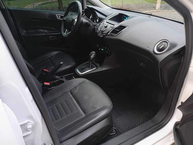 FORD NEW FIESTA TITANIUM 2015/2016 ALTERNATIVA VEÍCULOS LAJEADO / Carros no Vale