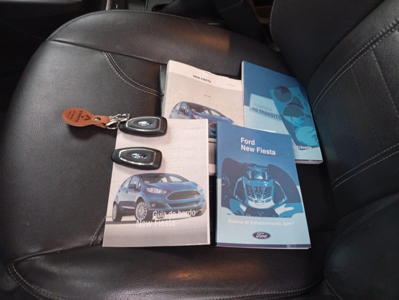 FORD NEW FIESTA TITANIUM 2015/2016 ALTERNATIVA VEÍCULOS LAJEADO / Carros no Vale