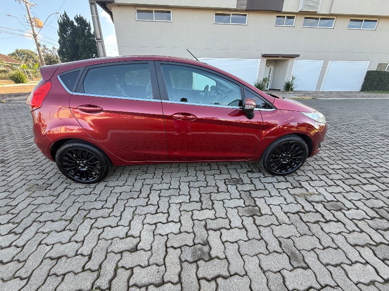 FORD FIESTA 1.6 TITANIUM 2015/2015 ELY AUTOMÓVEIS LAJEADO / Carros no Vale