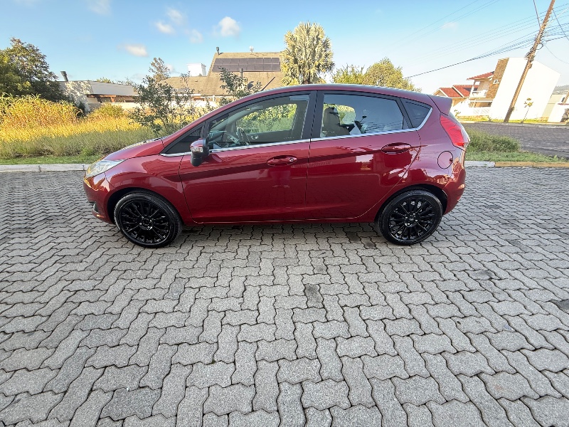 FORD FIESTA 1.6 TITANIUM 2015/2015 ELY AUTOMÓVEIS LAJEADO / Carros no Vale