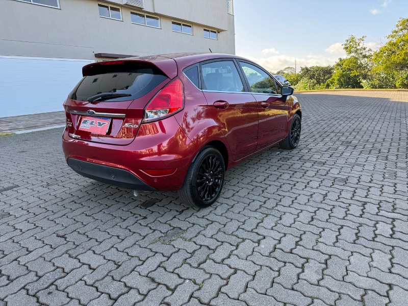 FORD FIESTA 1.6 TITANIUM 2015/2015 ELY AUTOMÓVEIS LAJEADO / Carros no Vale