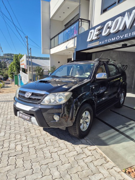 TOYOTA HILUX SW4 3.0 SRV 4X4 16V /2007 DE CONTO AUTOMÓVEIS SARANDI / Carros no Vale