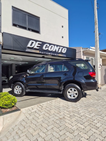 TOYOTA HILUX SW4 3.0 SRV 4X4 16V /2007 DE CONTO AUTOMÓVEIS SARANDI / Carros no Vale