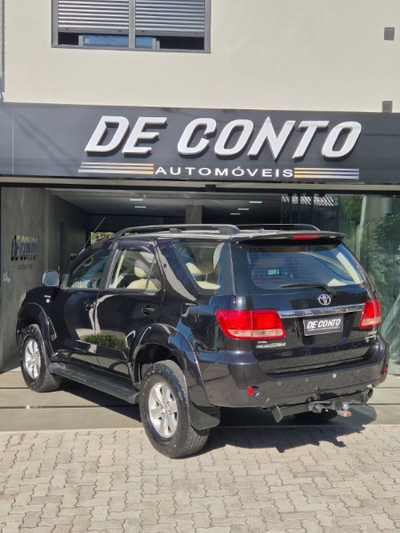 TOYOTA HILUX SW4 3.0 SRV 4X4 16V /2007 DE CONTO AUTOMÓVEIS SARANDI / Carros no Vale
