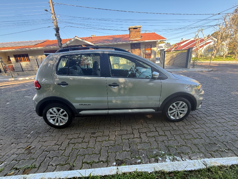 VOLKSWAGEN FOX 1.0 MPI TRACK (FLEX) 2017/2017 ELY AUTOMÓVEIS LAJEADO / Carros no Vale