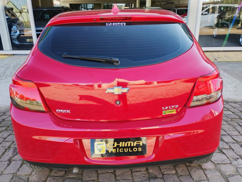 CHEVROLET ONIX HATCH LTZ 1.4 8V FLEXPOWER 5P MEC. /2013 CHIMA VEÍCULOS VENÂNCIO AIRES / Carros no Vale