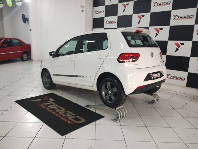 VOLKSWAGEN FOX RUN 1.6 8V 2017/2017 TIAGO AUTOMÓVEIS VENÂNCIO AIRES / Carros no Vale