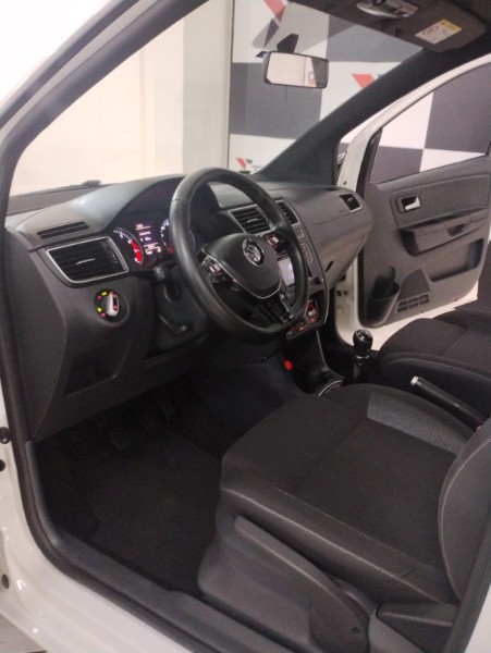 VOLKSWAGEN FOX RUN 1.6 8V 2017/2017 TIAGO AUTOMÓVEIS VENÂNCIO AIRES / Carros no Vale