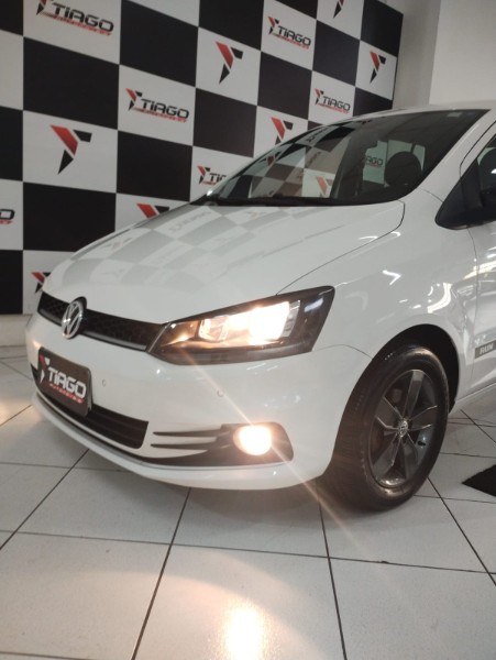 VOLKSWAGEN FOX RUN 1.6 8V 2017/2017 TIAGO AUTOMÓVEIS VENÂNCIO AIRES / Carros no Vale