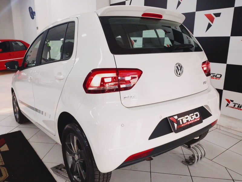 VOLKSWAGEN FOX RUN 1.6 8V 2017/2017 TIAGO AUTOMÓVEIS VENÂNCIO AIRES / Carros no Vale