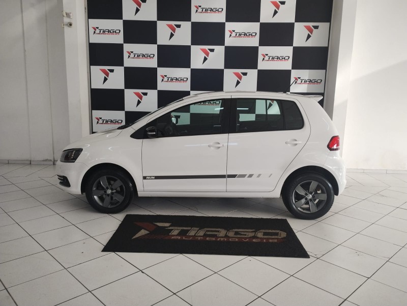 VOLKSWAGEN FOX RUN 1.6 8V 2017/2017 TIAGO AUTOMÓVEIS VENÂNCIO AIRES / Carros no Vale