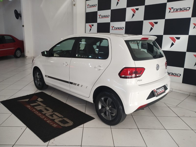 VOLKSWAGEN FOX RUN 1.6 8V 2017/2017 TIAGO AUTOMÓVEIS VENÂNCIO AIRES / Carros no Vale