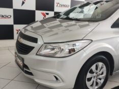 CHEVROLET ONIX 1.0 2018/2018 TIAGO AUTOMÓVEIS VENÂNCIO AIRES / Carros no Vale