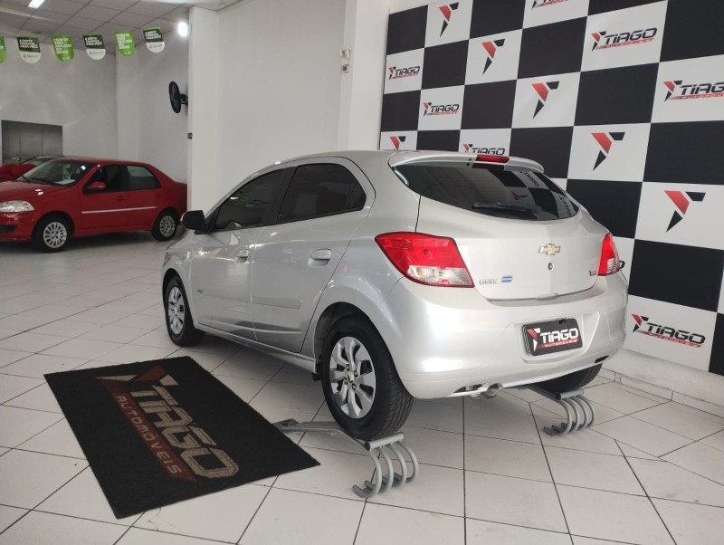CHEVROLET ONIX 1.0 2018/2018 TIAGO AUTOMÓVEIS VENÂNCIO AIRES / Carros no Vale