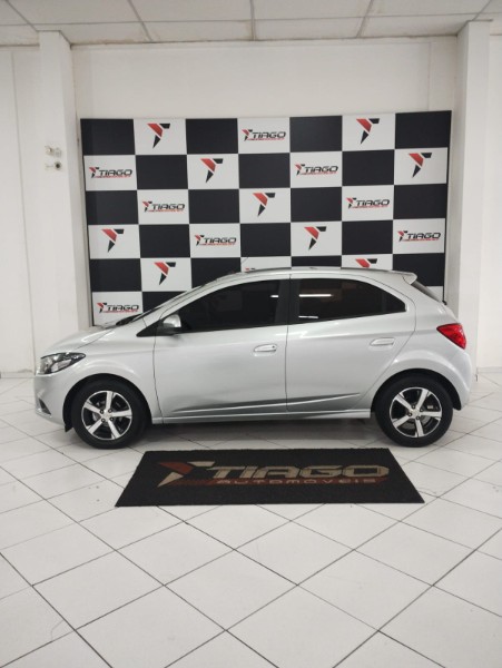CHEVROLET ONIX 1.4 LTZ 2017/2017 TIAGO AUTOMÓVEIS VENÂNCIO AIRES / Carros no Vale
