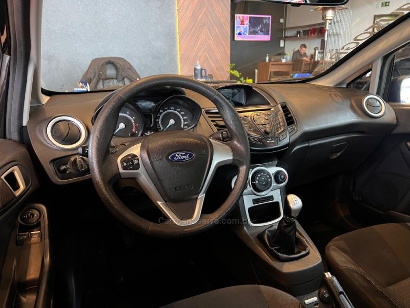 FORD FIESTA 1.6 SE STYLE HATCH 16V 2018/2018 AUTOGRIF MOTORS CAMPO BOM / Carros no Vale