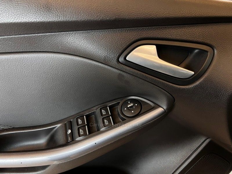 FORD FOCUS 2.0 TITANIUM HATCH 16V 2015/2015 AUTOGRIF MOTORS CAMPO BOM / Carros no Vale