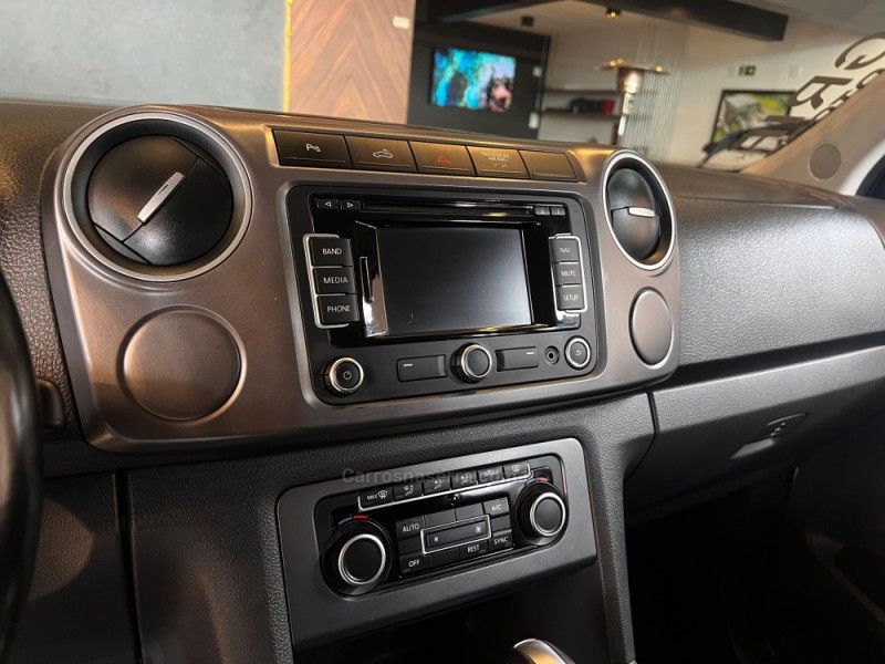 VOLKSWAGEN AMAROK 2.0 HIGHLINE 4X4 CD 16V TURBO INTERCOOLER 2015/2016 AUTOGRIF MOTORS CAMPO BOM / Carros no Vale