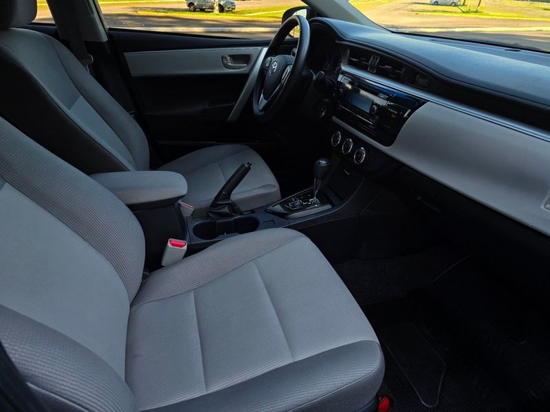 Toyota Corolla GLi 1.8 16V 2014/2015 AUTO NÍVEL VEÍCULOS SANTA CRUZ DO SUL / Carros no Vale