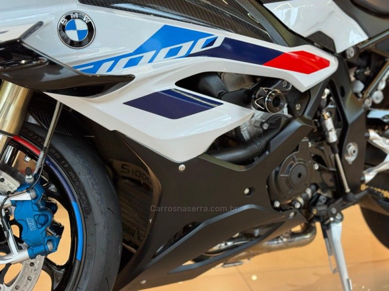 BMW S 1000 RR M CARBON 2024/2024 GRIFFCAR MULTIMARCAS DOIS IRMÃOS / Carros no Vale